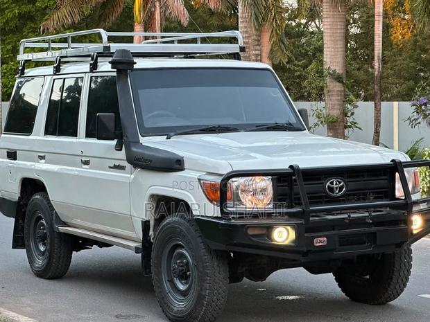 Toyota Land Cruiser 2018 White