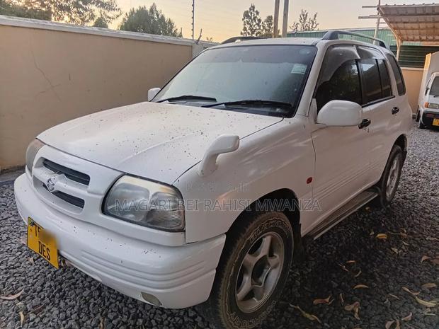 Suzuki Escudo 2000 White