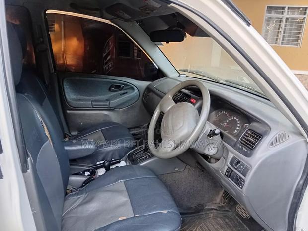 Suzuki Escudo 2000 White