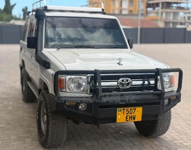 Toyota Land Cruiser 2011 Off white