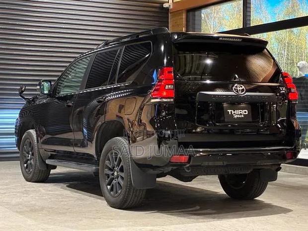 Toyota Land Cruiser Prado 2023 Black