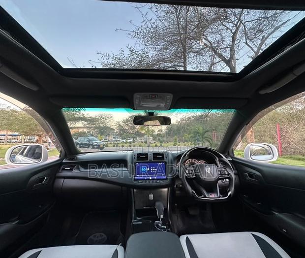 Toyota Crown 2009 Off white
