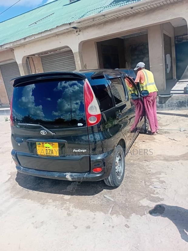 Toyota Fun Cargo 2004 Black