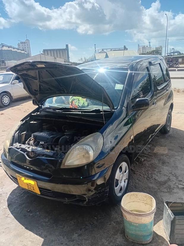 Toyota Fun Cargo 2004 Black