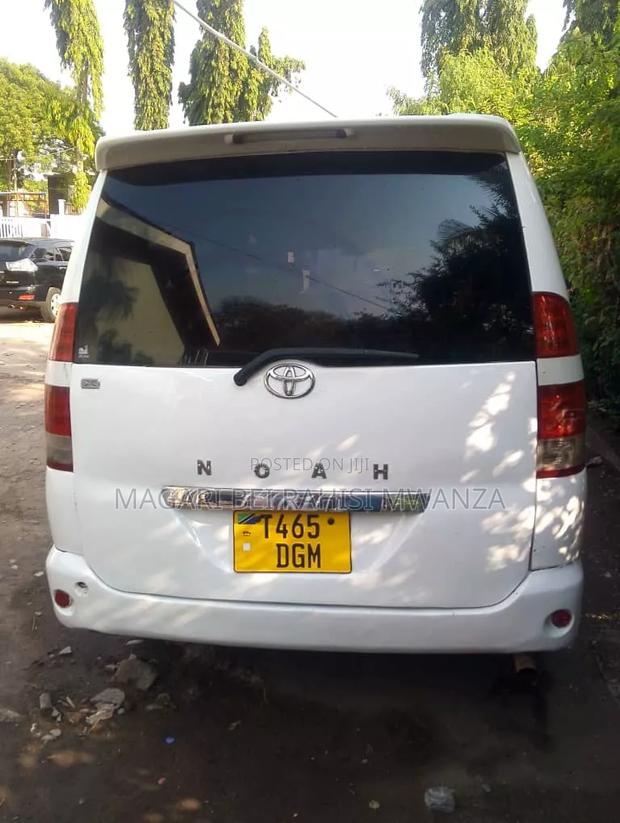 Toyota Noah 2001 White