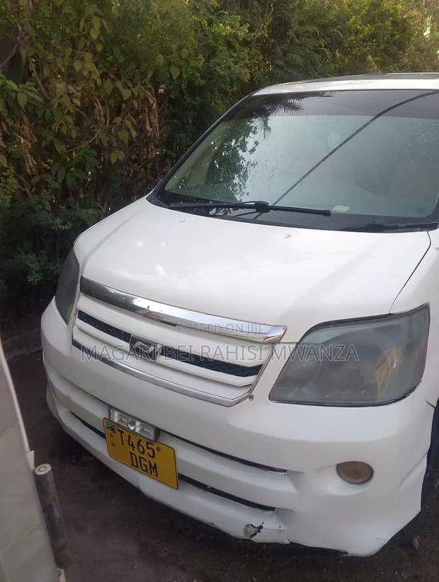 Toyota Noah 2001 White