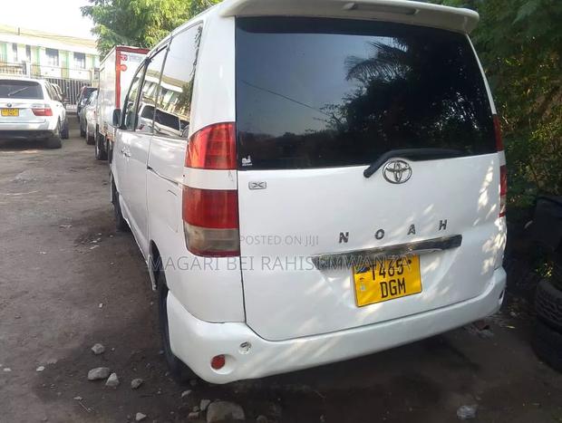 Toyota Noah 2001 White