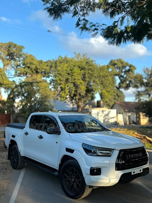 Toyota Hilux 2021 White