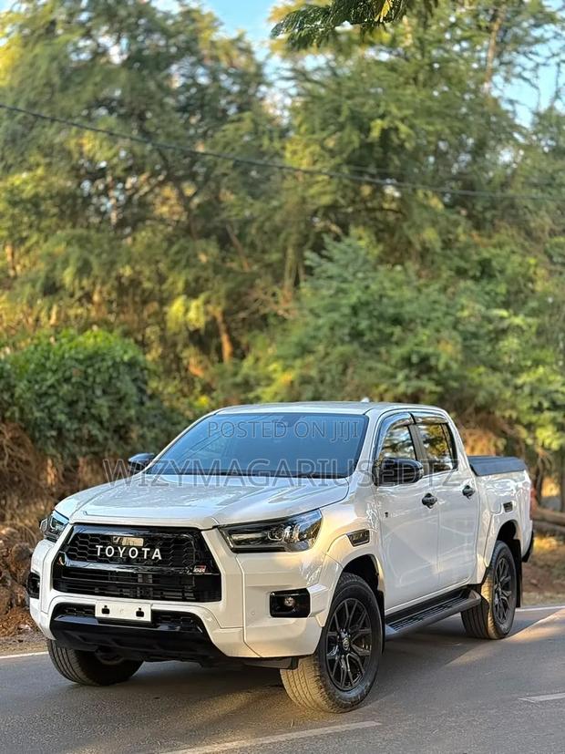 Toyota Hilux 2021 White