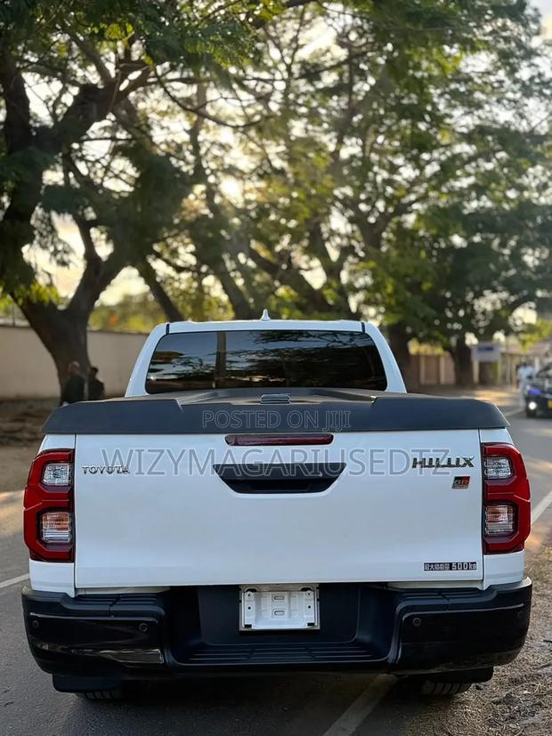 Toyota Hilux 2021 White