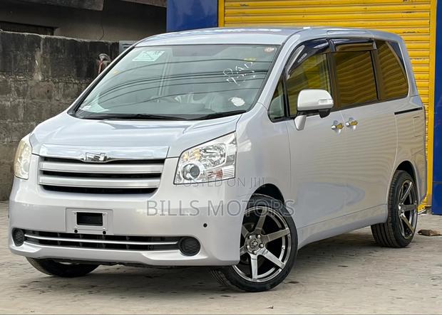Toyota Noah 2009 Silver