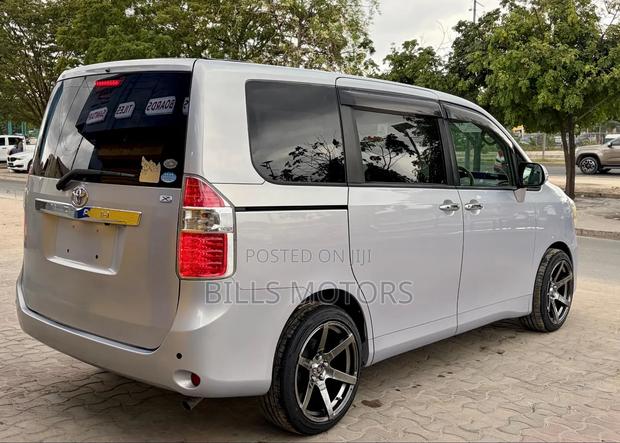 Toyota Noah 2009 Silver