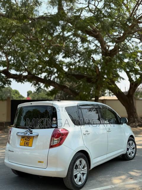 Toyota Ractis 2010 White