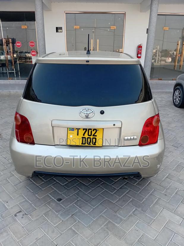 Toyota IST 2005 Gold