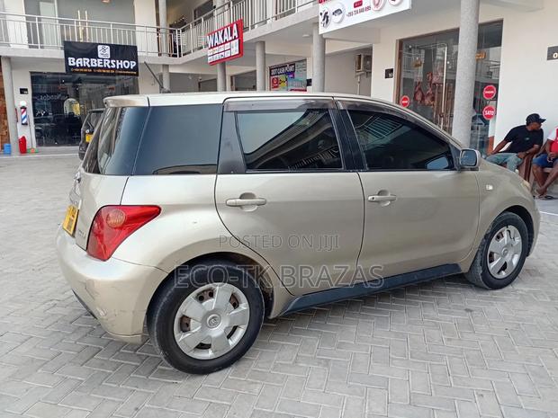 Toyota IST 2005 Gold