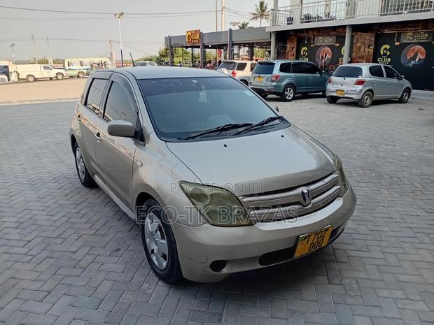 Toyota IST 2005 Gold