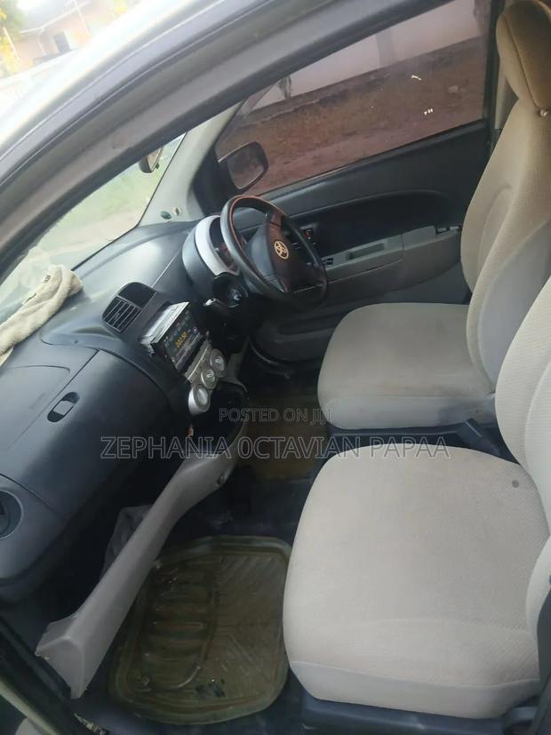 Toyota Passo 2004 Silver