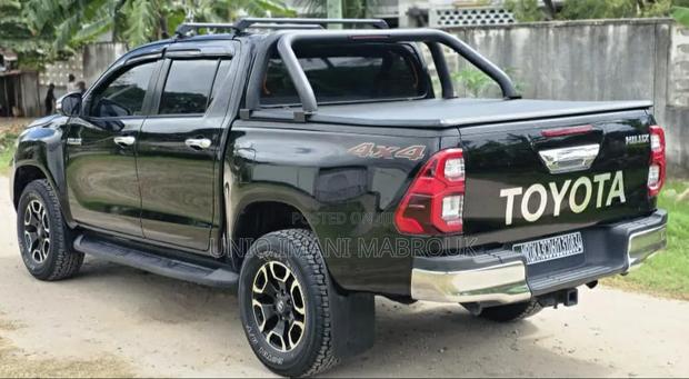 Toyota Hilux 2021 Black