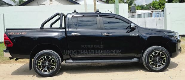 Toyota Hilux 2021 Black