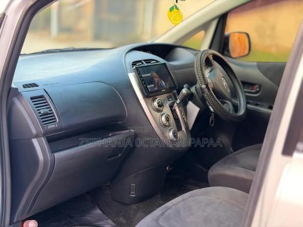 Toyota Ractis 2006 Silver
