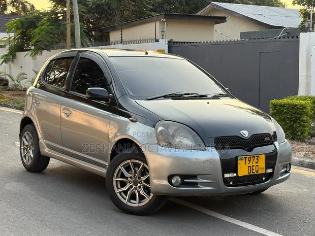 Toyota Vitz 2003 Silver