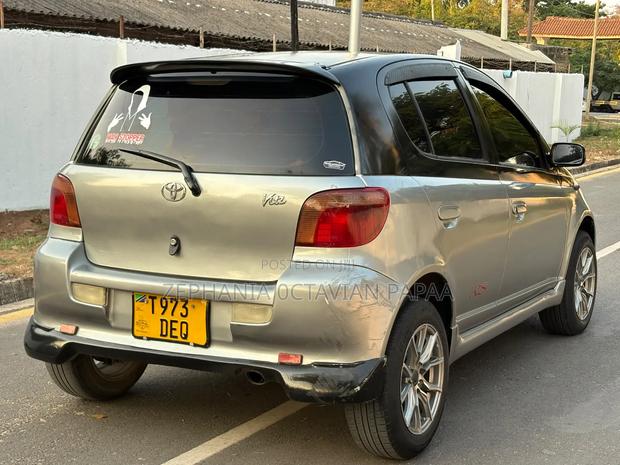 Toyota Vitz 2003 Silver