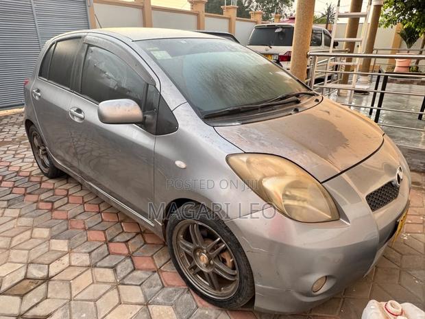 Toyota Vitz 1.5 FWD 5dr 2006 Gray