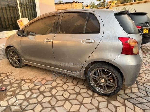 Toyota Vitz 1.5 FWD 5dr 2006 Gray