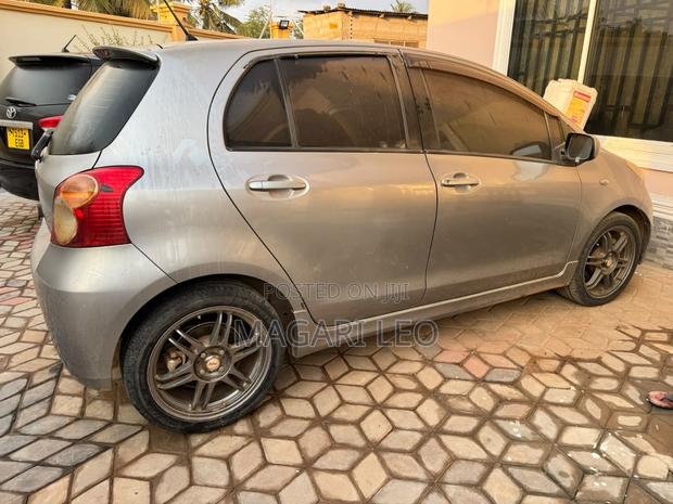 Toyota Vitz 1.5 FWD 5dr 2006 Gray