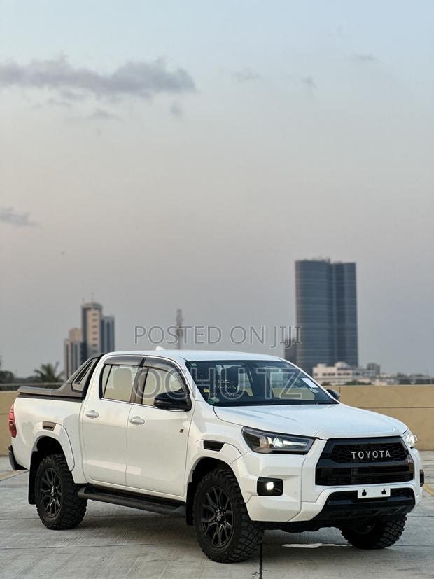 Toyota Hilux 2023 White
