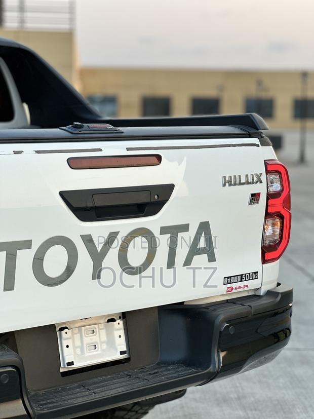 Toyota Hilux 2023 White