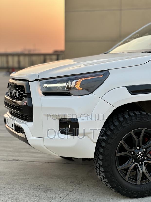 Toyota Hilux 2023 White