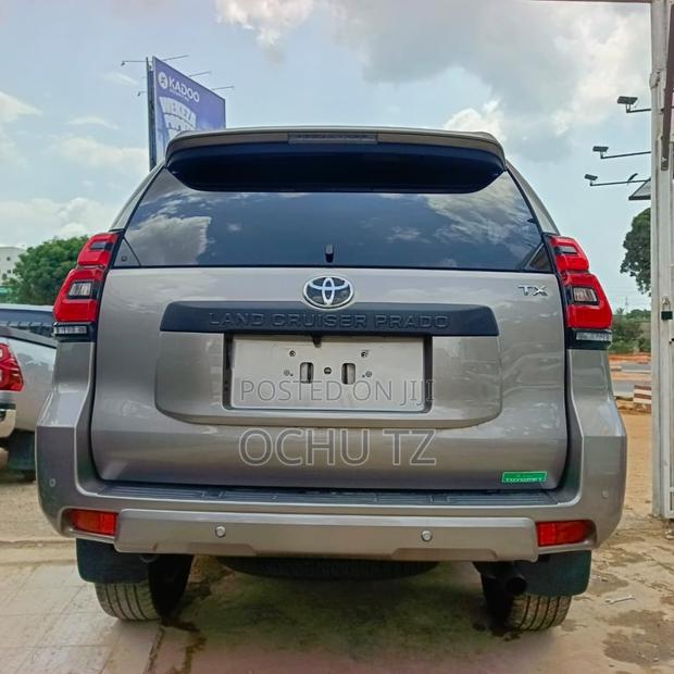 Toyota Land Cruiser Prado 2023 Gray