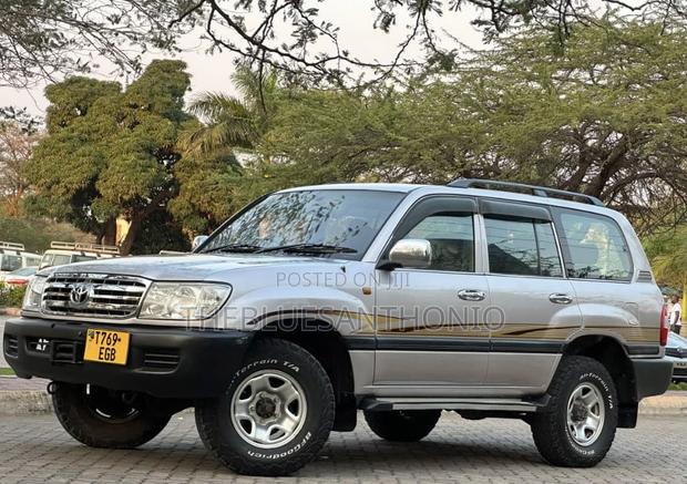 Toyota Land Cruiser 2005 Silver
