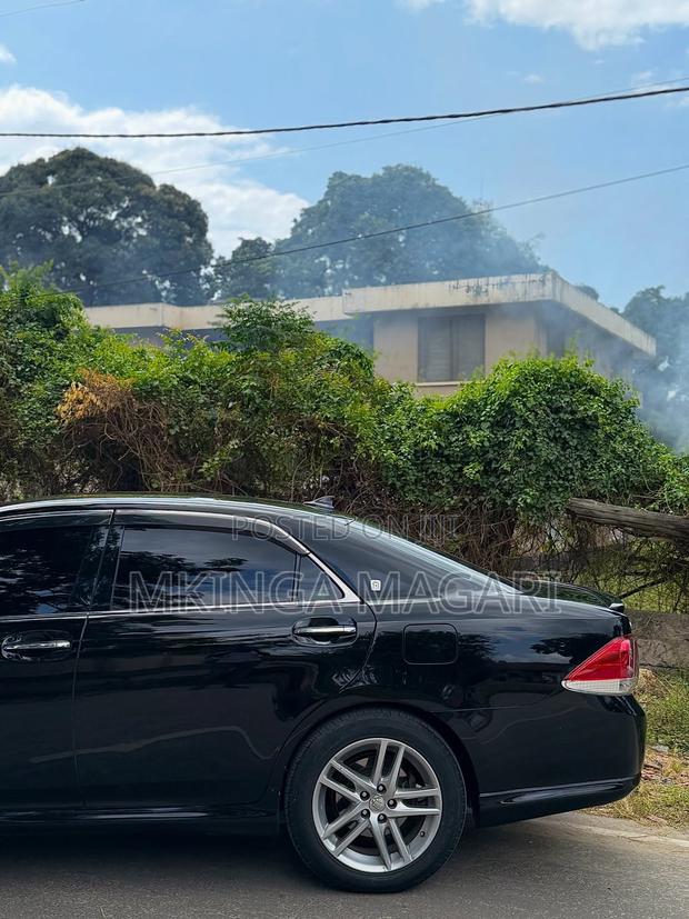 Toyota Crown 2011 Black