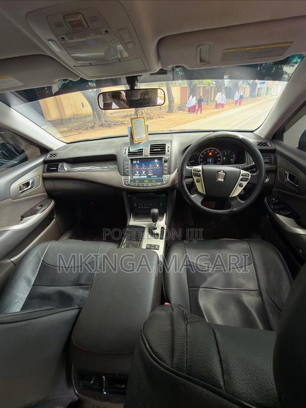 Toyota Crown 2011 Black