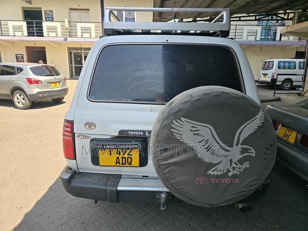 Toyota Land Cruiser 1996 White