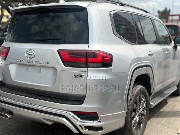 Toyota Land Cruiser LC300 2024 Silver