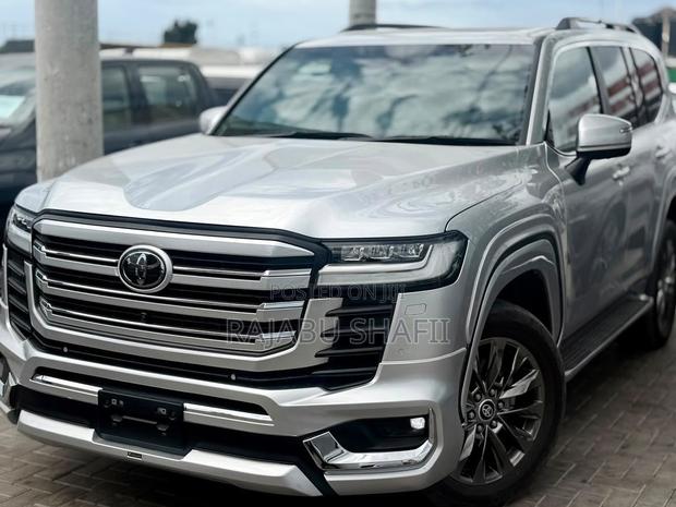 Toyota Land Cruiser LC300 2024 Silver