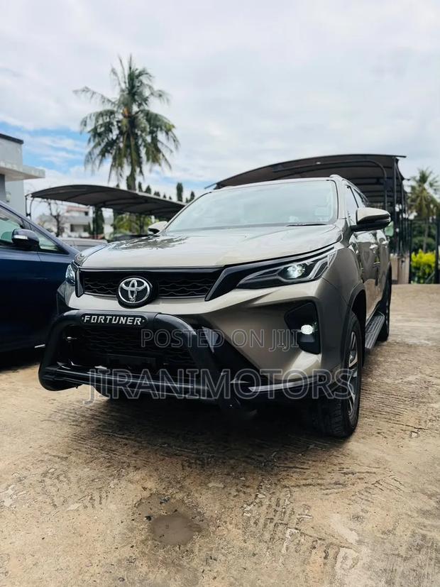 Toyota Fortuner 2023 Gray
