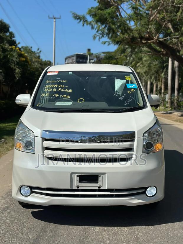 Toyota Noah 2010 White