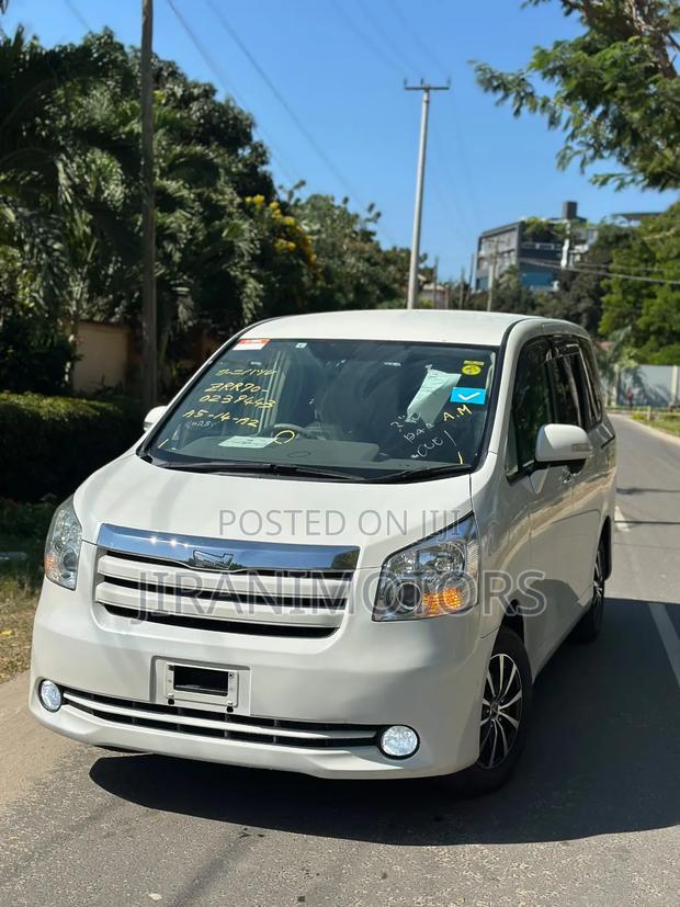 Toyota Noah 2010 White