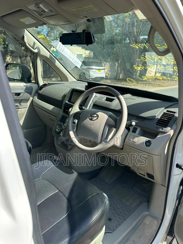 Toyota Noah 2010 White