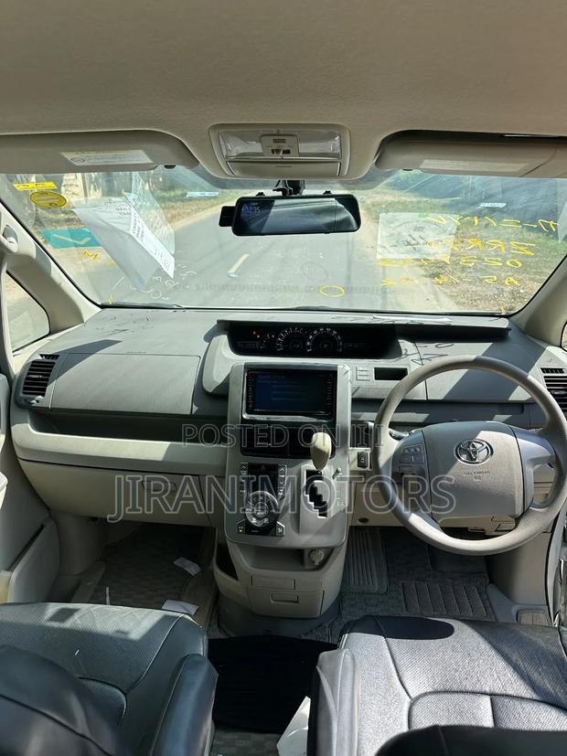 Toyota Noah 2010 White