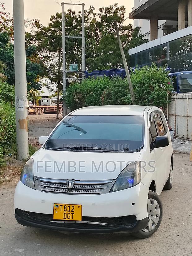 Toyota ISIS 2005 White