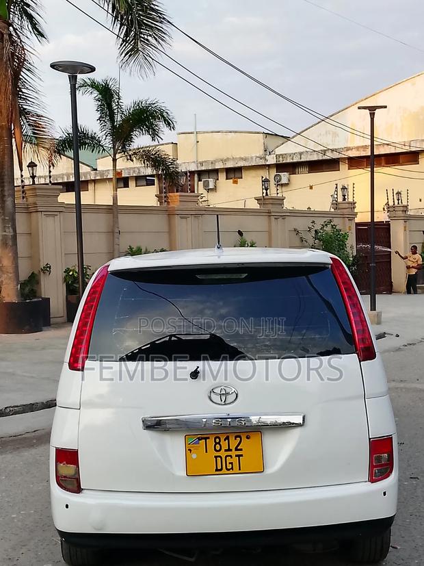 Toyota ISIS 2005 White