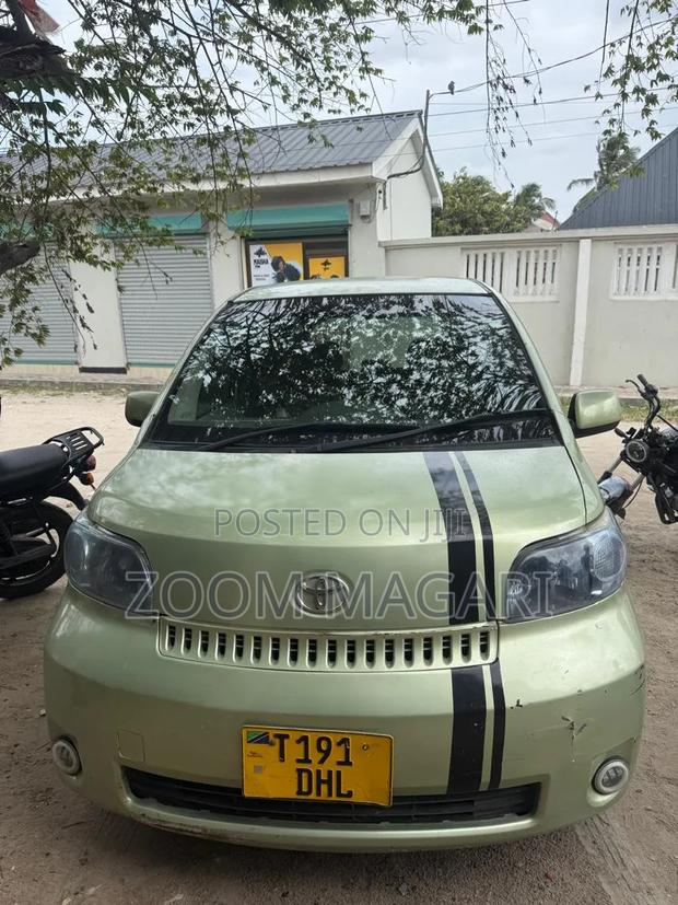 Toyota Porte 2004 Green