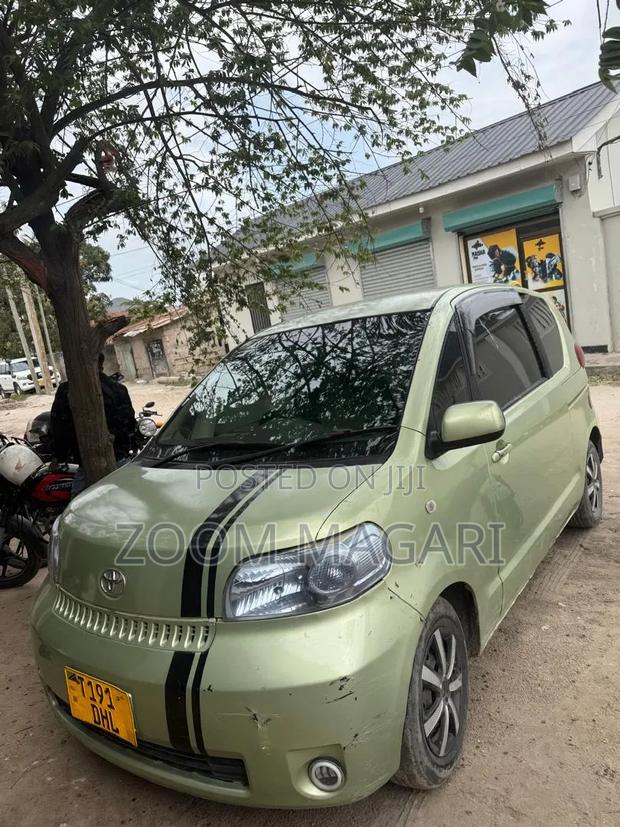 Toyota Porte 2004 Green