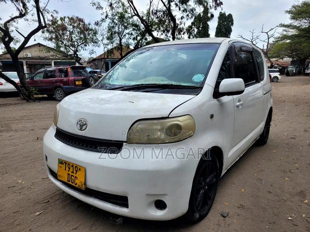 Toyota Porte 2005 White