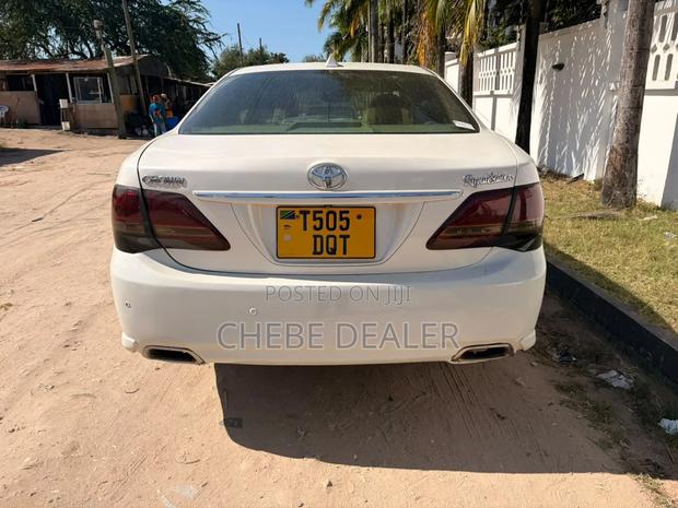 Toyota Crown 2009 White